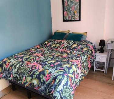 Caversham Apartment | Self Check-in Micro Studio for max 2 guests in Central location RG4 with your own Kitchenette Bathroom Parking and Shared Garden