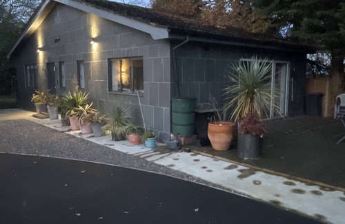 Lincoln House | Self contained bungalow near to Lincoln, dog friendly and plenty of car parking.