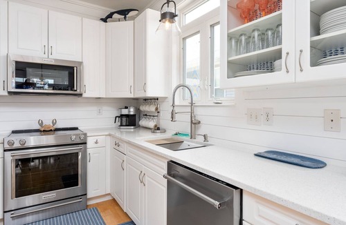 Kure Beach House | September + October Weekly Discounts! ! 5 Minute Walk to the Beach! Dog Friendly