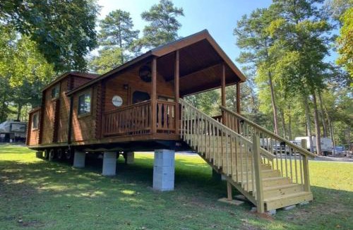 Asheboro House | Serene 1BR Cabin near NC Z00 with Loft & Waterview