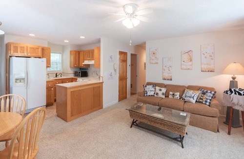 Otto House | Serene 2BR Retreat with Hot Tub, Fire Pit & Yoga