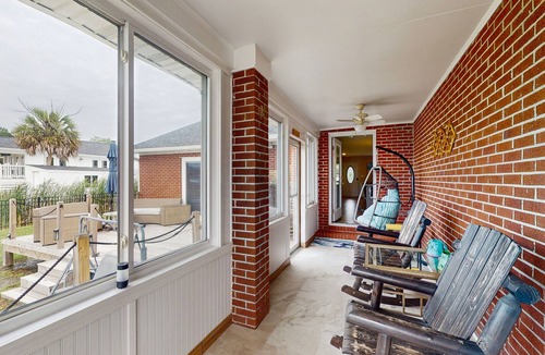 Newport House | Serene 3BR Waterfront Retreat With A/C, Wifi, Two Kayaks, and Full Kitchen