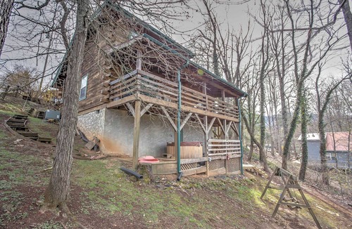 Waynesville Cottage | Serene Cabin in the Smokies w/2 Decks & Hot Tub!