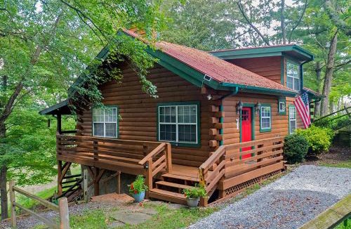 Waynesville House | Serene Cabin in the Smokies with 2 Decks and Hot Tub!