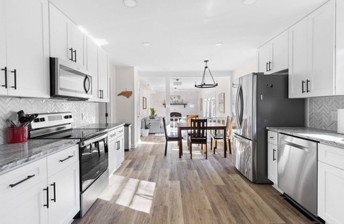 Raleigh House | Serene Family Retreat in Midtown Raleigh. Centrally located. Fenced backyard