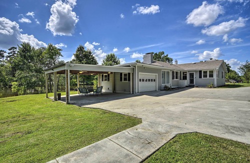 Greensboro Cottage | Serene Home on Pond - 5 Mi to Dtwn Greensboro