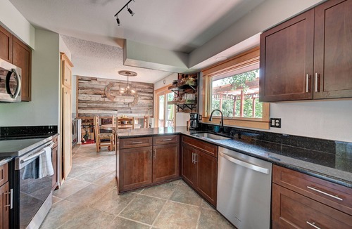 Castlewood House | Serene Rustic Haven, Huge Yard & Decks , ZenDen
