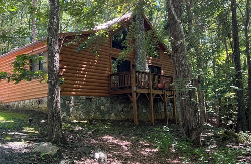 West Jefferson Cabin | Serenity Meets Convenience - Honey Bear Log Cabin Near Downtown West Jefferson