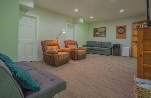 Southmont House | Serenity Now at the Lake! Mountain feel while enjoying the lake!