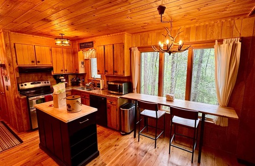 Deep Gap Cabin | Serenity Now (formerly Bennett's Bungalow) - Family and pet friendly, hot tub, f