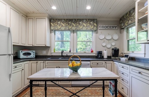 Saluda House | Serenity! Pet Friendly, GloDisc Golf, Axe Throwing