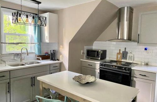 High Point House | Serenity Studio, Adorable and Spacious Studio with Full Kitchen