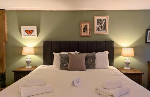 Moreton Hotel | Seven Stars