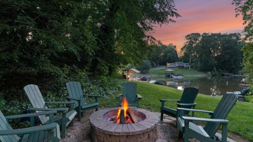 Sherrills Ford House | Shady Daze: Waterfront Home w Deck Hot Tub Lake Views