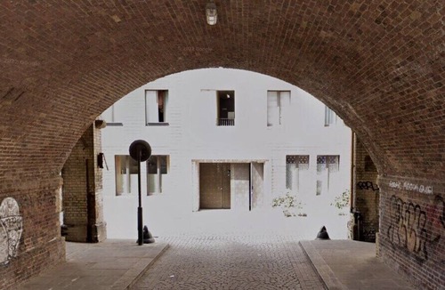 Notting Dale Apartment | Shared Bathroom - Very Close to Station