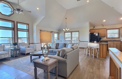 Buxton Cottage | Shell Castle Cottage- 4 Bdrm- Steps from beach- Community Pool & Spa
