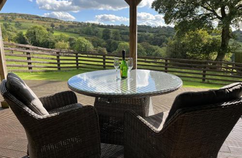 Farden House | Shepherds Cabin at Titterstone Hot Tub & Dog-Friendly near Ludlow