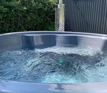 Sway Apartment | Shepherds Hut with Scandinavian Hot Tub and hydromassager