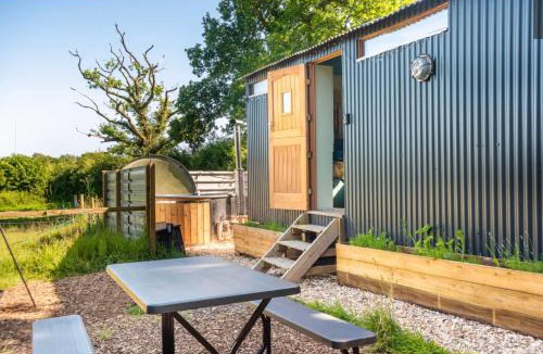 Sway Apartment | Shepherds Hut with Scandinavian Hot Tub and hydromassager