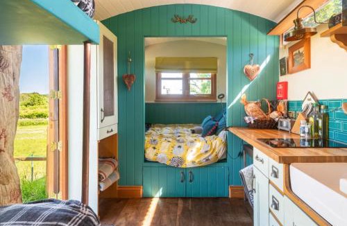 Sway Apartment | Shepherds Hut with Scandinavian Hot Tub and hydromassager