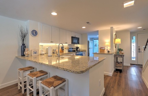 Shipyard Plantation Villa | SHIPYARD - WALK TO BEACH & STEPS TO POOL. Bright corner unit & golf course view