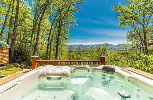 Qualla Cabin | Shooting Star Ridge: A cozy 2-bedroom cabin in Whittier, NC