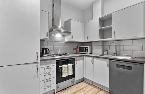 Barking Apartment | Shortlet Express, Stunning 3 bedroom apartment by Barking station
