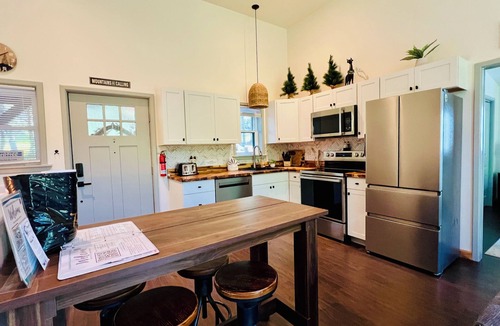 Fleetwood House | Silo Rose - Modern Cabin, Creekside, Foosball, Games, Firepit, 3 Suites, Dog Friendly
