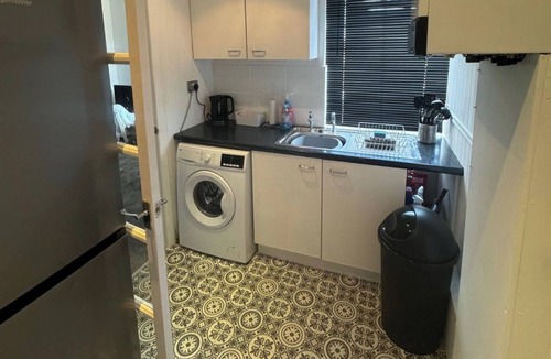 Heaton Apartment | Simonside Apartment - Sleeps 6 - Pets Ok - Parking