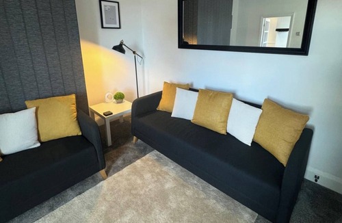 Heaton Apartment | Simonside Apartment - Sleeps 6 - Pets Ok - Parking