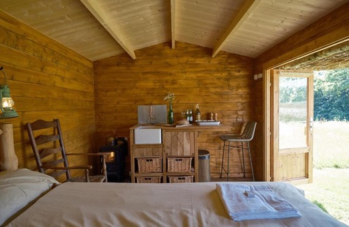 Chiddingstone Ski Chalet | Simple Basketmakers Hut Cabin for Two