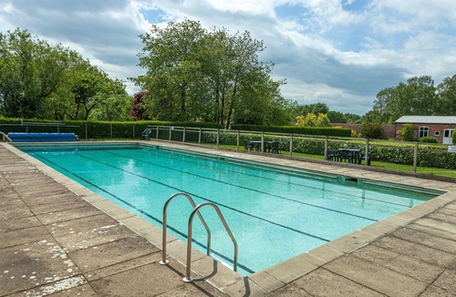 York House | SINGLE STOREY Four Superking en suite rooms on Red House Estate w/seasonal pool