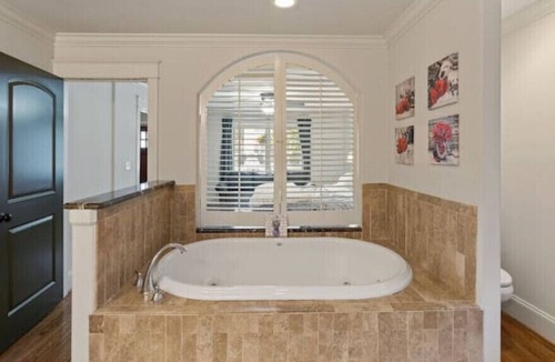North Charlotte House | Single Story Fully Fenced Bungalow - Arts District