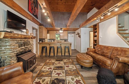 Newland Cottage | Sitting Bear Cottage in Gingercake Acres on the east side of Linville Gorge
