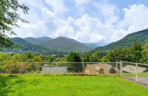 Valley Creek Run House | Ski, Hike and Fish Mtn-View Maggie Valley Retreat