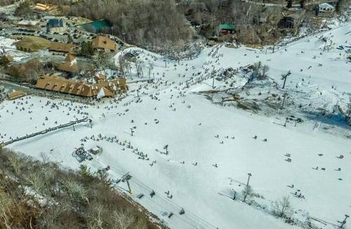 Beech Mountain House | SKI IN/OUT Beech Mtn Views 5 BR House w/Hot Tub