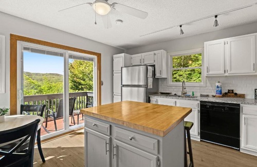 Beech Mountain House | Ski Lodge with Views 3BR Sleeps 8 Close to Slopes
