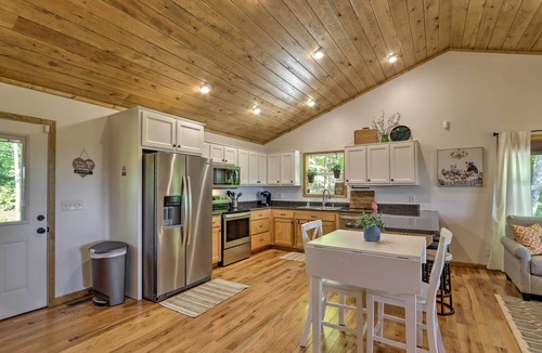 Marble Cabin | ‘Sky Blue Overlook’ - Hot Tub & Screened Porch!