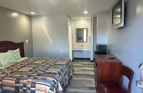 Crestline Heights Hotel | Sky Inn Hotel