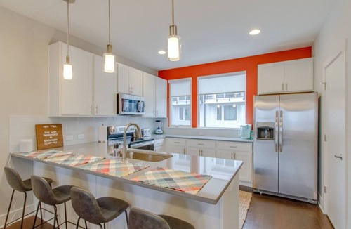 Katie Hill Neighborhood Villa | Skyline Views - Romantic & Fun - Downtown Location