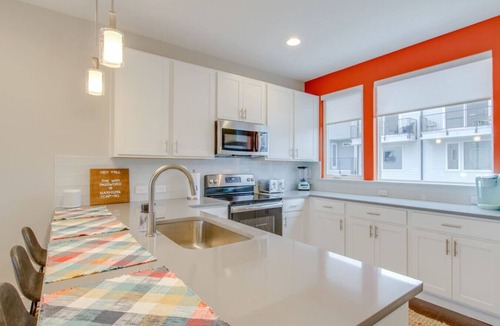 Katie Hill Neighborhood Villa | Skyline Views - Romantic & Fun - Downtown Location