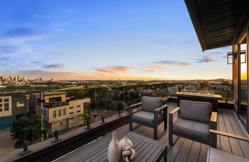 Talbot's Corner Ski Chalet | Skyline Views | Rooftop Hot Tub Bar | Villa Sophia