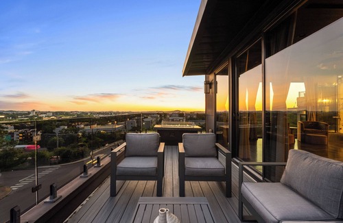 Talbot's Corner Ski Chalet | Skyline Views | Rooftop Hot Tub Bar | Villa Sophia