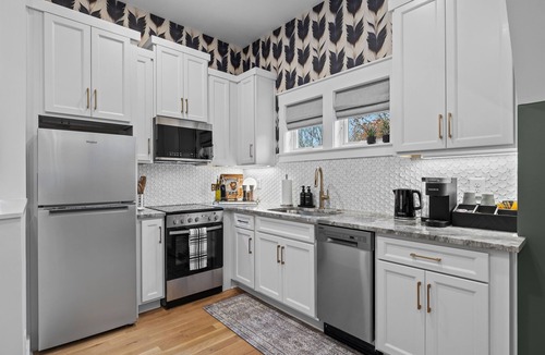 Eastwood House | Skylit Guest House, Walkable East Nash
