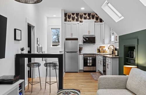 Eastwood House | Skylit Guest House, Walkable East Nash