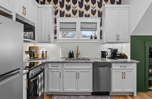 Eastwood House | Skylit Guest House, Walkable East Nash