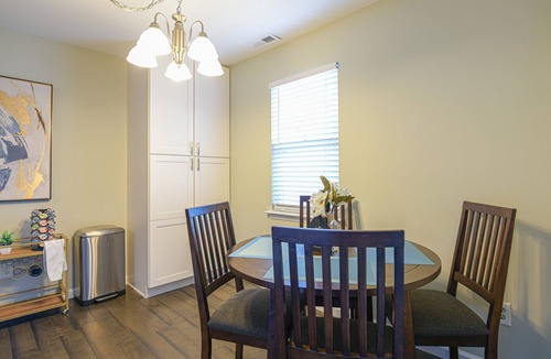 Villa Heights House | *Sleek Bungalow Near Noda* - Walk to Optimist Hall