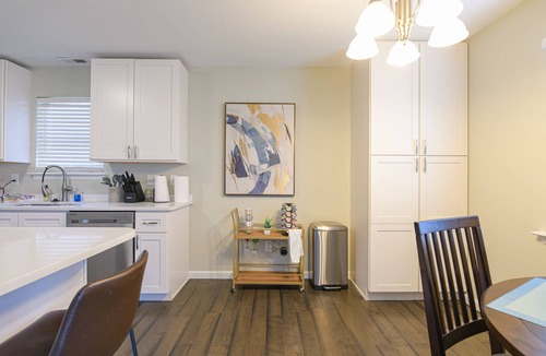 Villa Heights House | *Sleek Bungalow Near Noda* - Walk to Optimist Hall