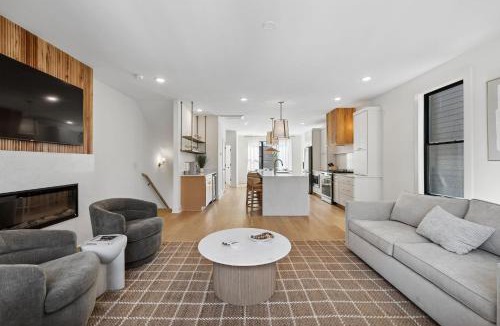 Hurwood Heights House | Sleek Nashville Trio Townhomes 9BR 3 Hot Tubs