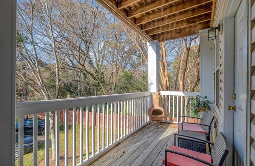 Barclay Downs House | Sleek & Stylish Condo In Southpark 3 Bedroom Home by RedAwning